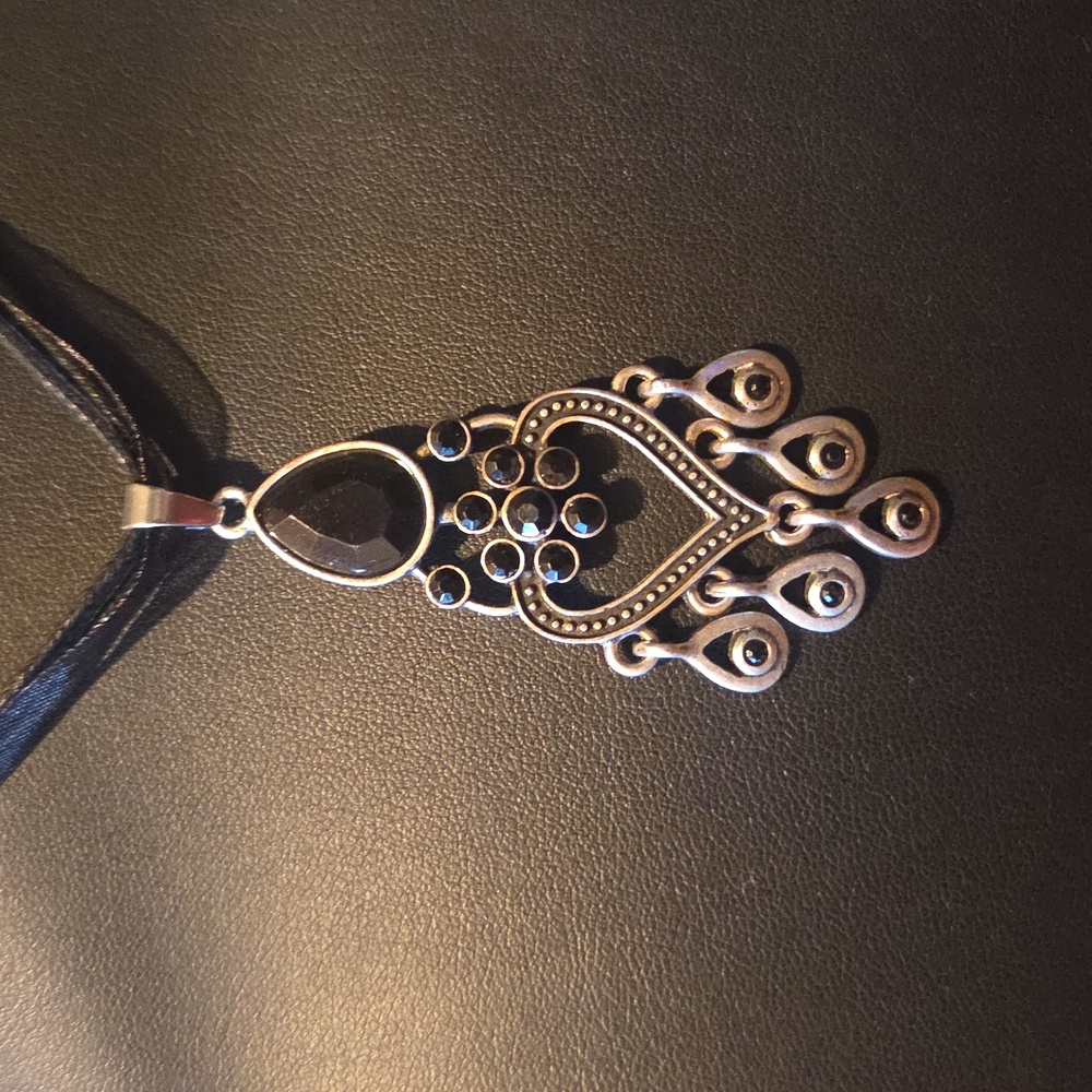 Facted Acrylic Black Rhinestone Chandelier Pendant Necklace - Picture 3 of 4